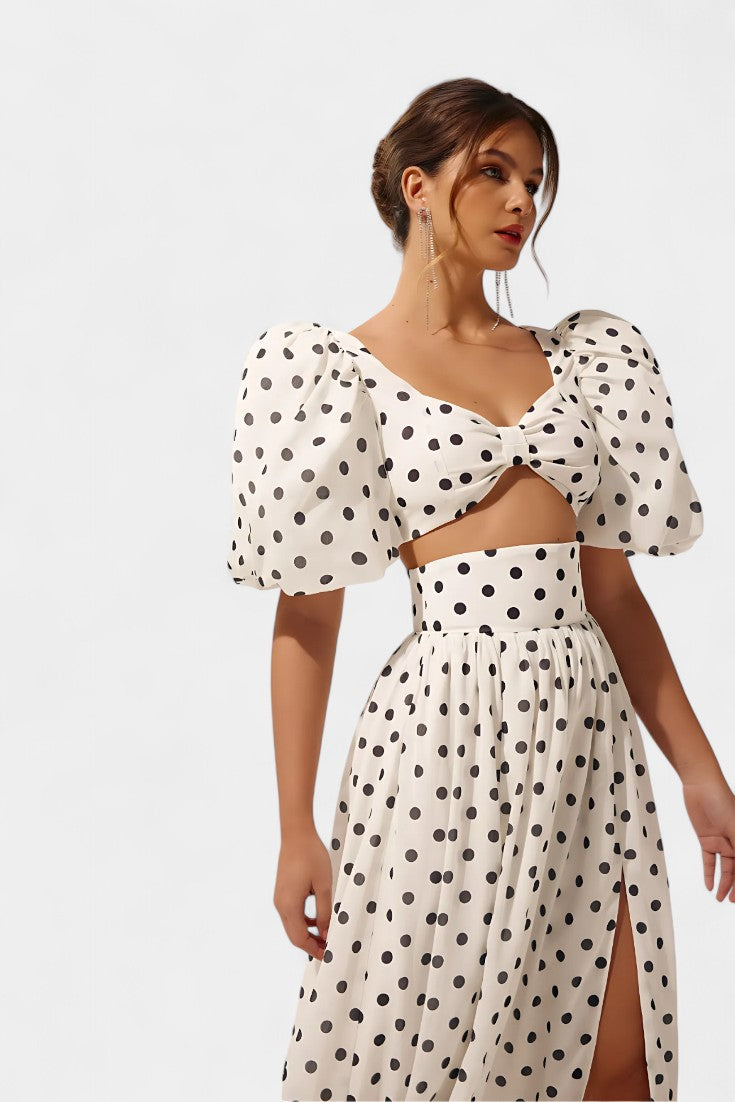 Sherine Sada z Sukně a Topu s Puntíky a Puff Mankami