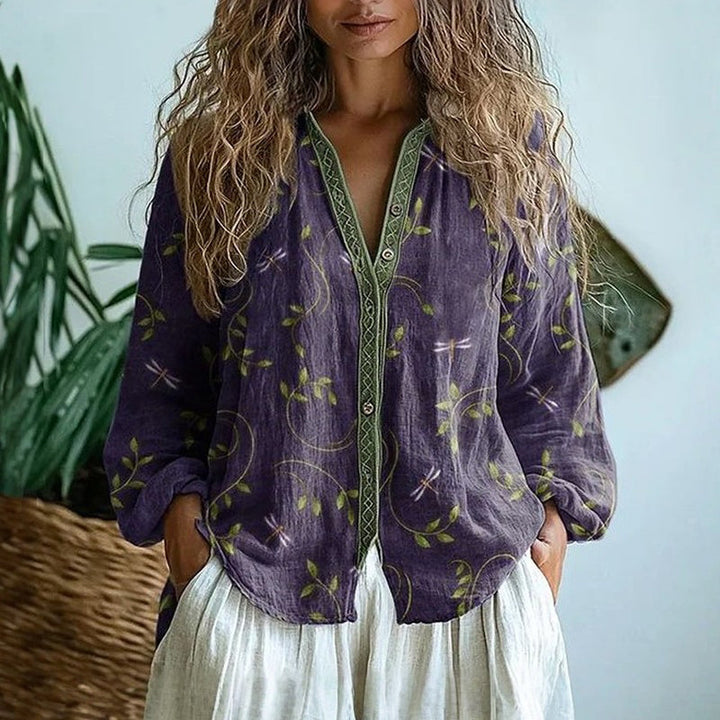 Klára – Elegantní halenka s vintage potiskem a jemnými detaily