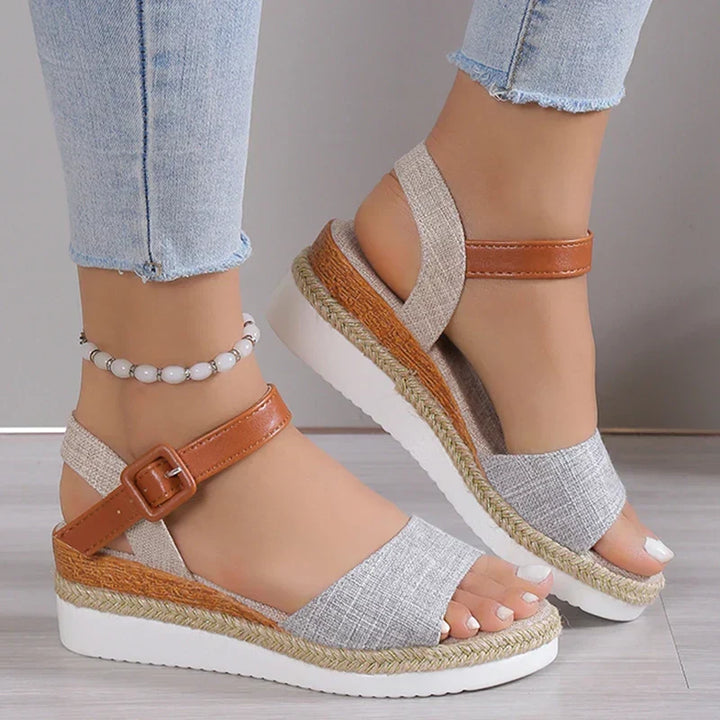 CHARLENE™ – Sandály na klínu v uvolněném stylu